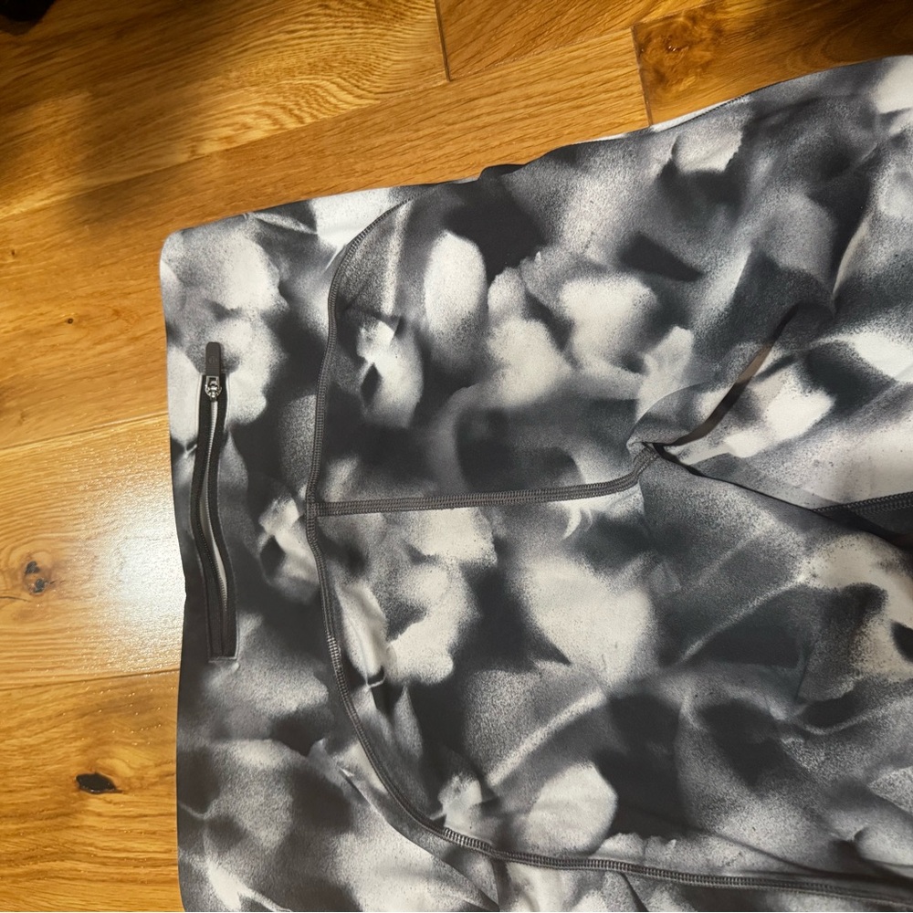 Lululemon Monochrome Patterned Capris - image 4